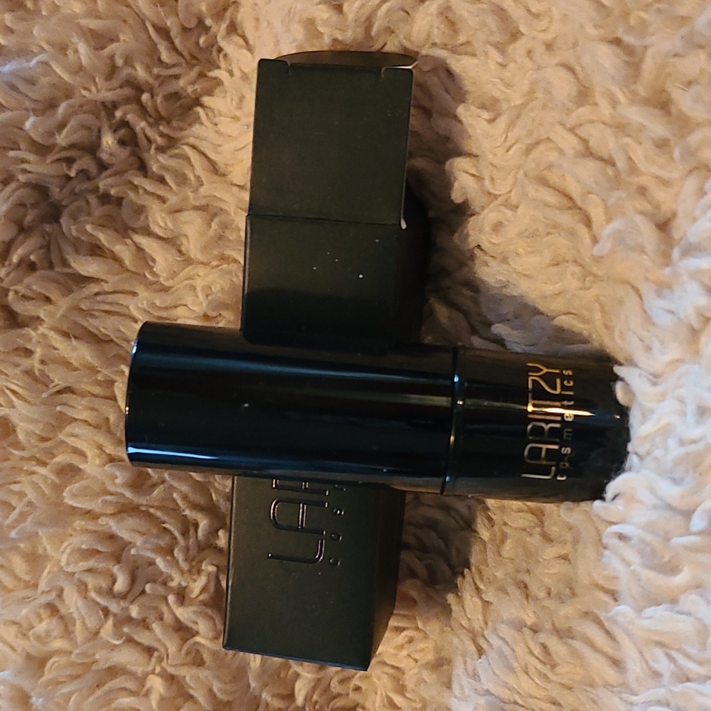 BRAND NEW LARITZY CREAM LIPSTICK IN CRIMSON